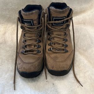 Women’s hiking shoes